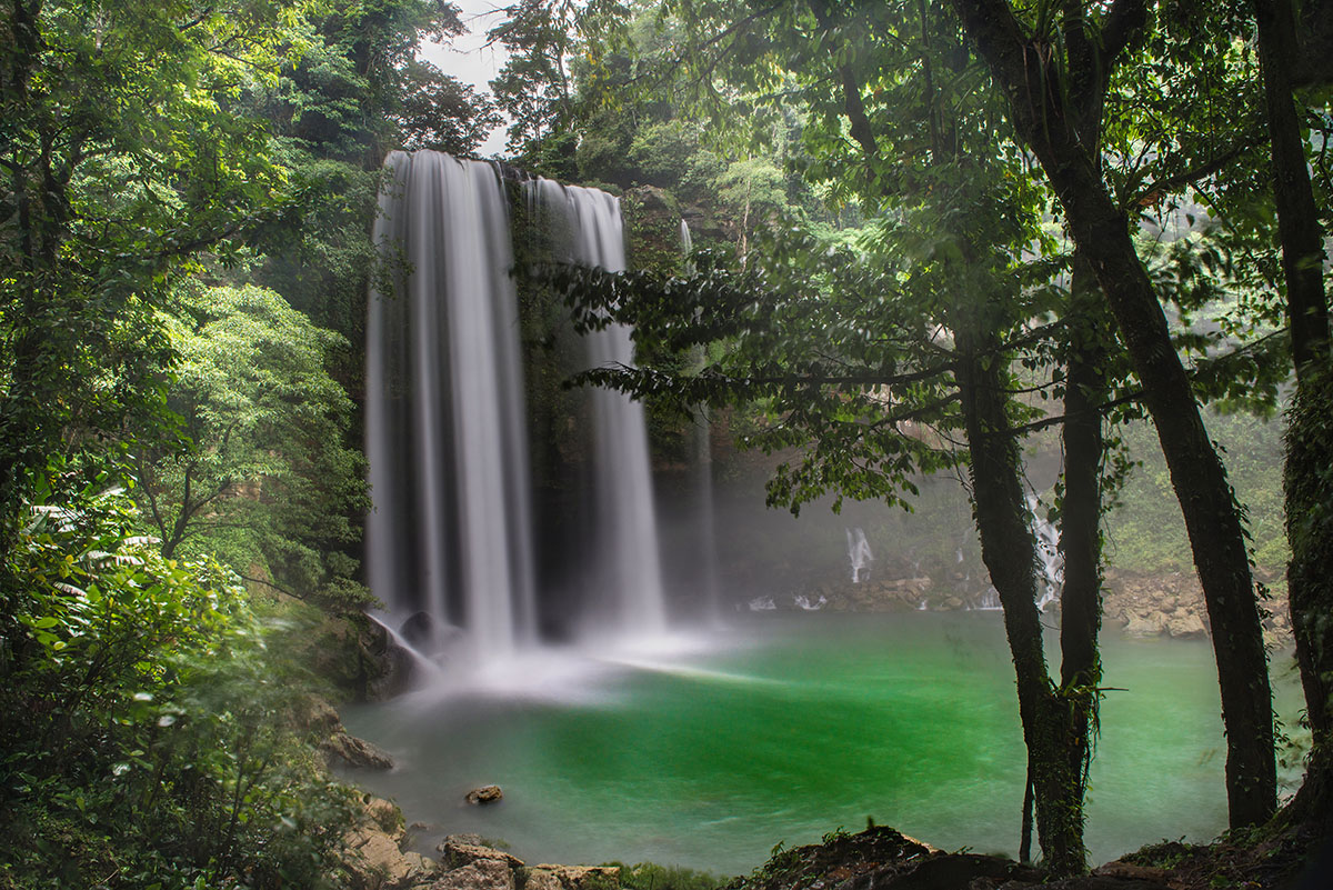 Wasserfall im Dschungel