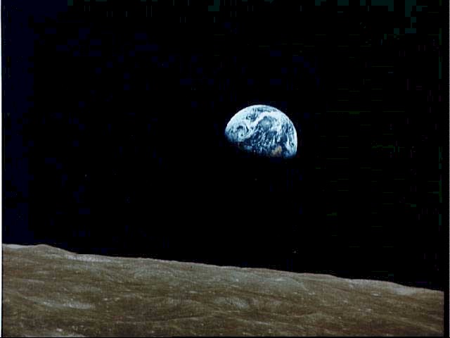 Earthrise above the Moon's horizon (Apollo 8 NASA) / Erdaufgang über dem Mondhorizont (Apollo 8 NASA)