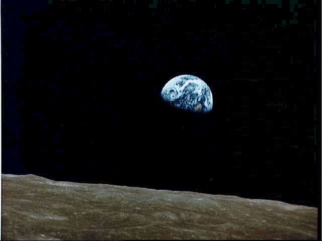 Earthrise above the Moon's horizon (Apollo 8 NASA) / Erdaufgang ber dem Mondhorizont (Apollo 8 NASA)